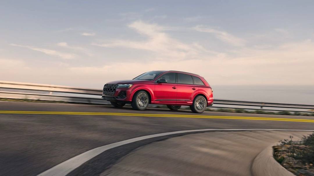 The power of the Audi Q7 2025 at the bend.