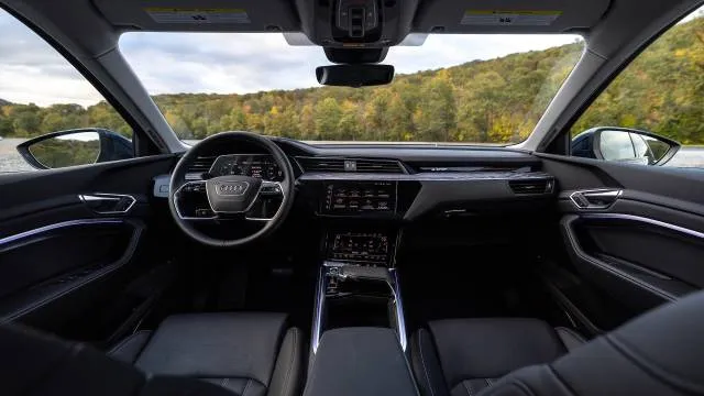 Khám Phá Đẳng Cấp Mới của SUV Điện - Đánh Giá Chi Tiết về Audi Q8 e-tron 2025 Tại Việt Nam